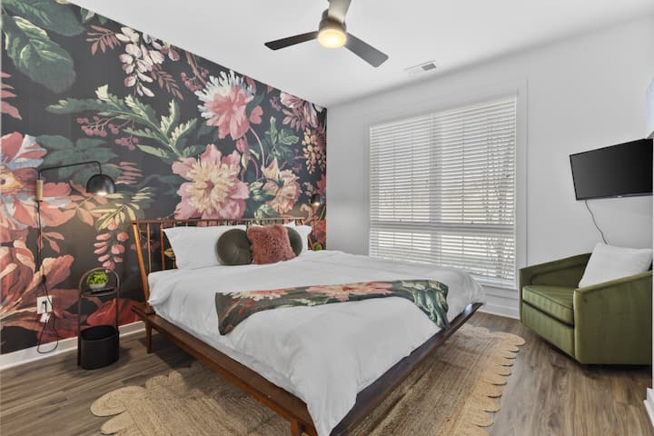 Спалня №1 на приземния етаж с двойно легло, вентилатор на тавана, смарт телевизор и самостоятелна баня.