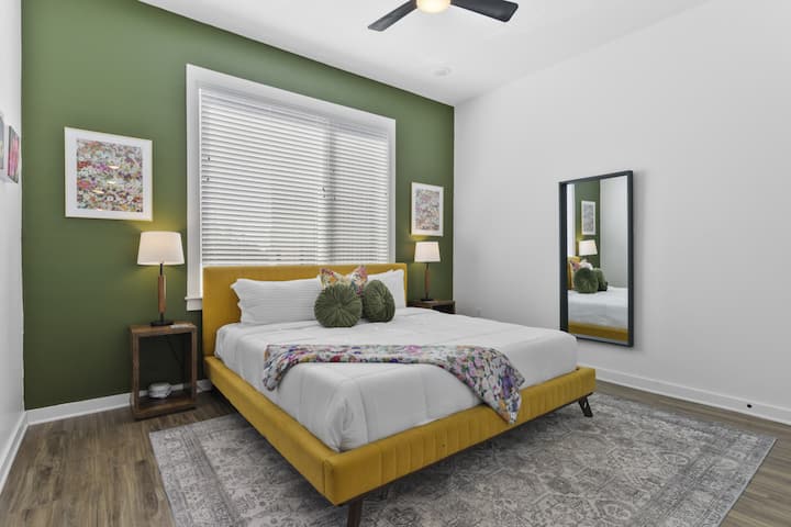 Спалня №2 на основното ниво на къщата, с удобно двойно легло, вентилатор на тавана, килер, огледало в цял ръст и самостоятелна баня.