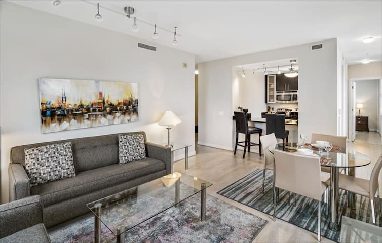 Spacious 2BR | Desk+WiFi | Gym+Rooftop