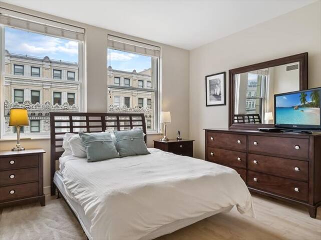 Spacious 2BR | Desk+WiFi | Gym+Rooftop gallery image 5