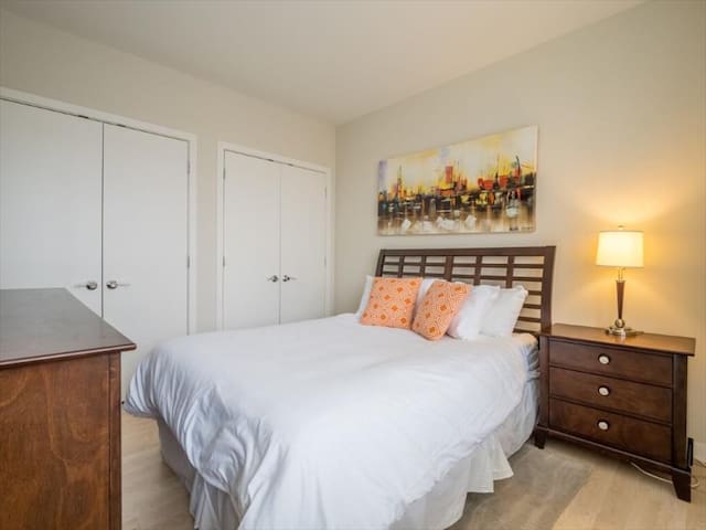Spacious 2BR | Desk+WiFi | Gym+Rooftop gallery image 3