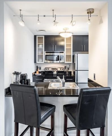 Spacious 2BR | Desk+WiFi | Gym+Rooftop gallery image 2