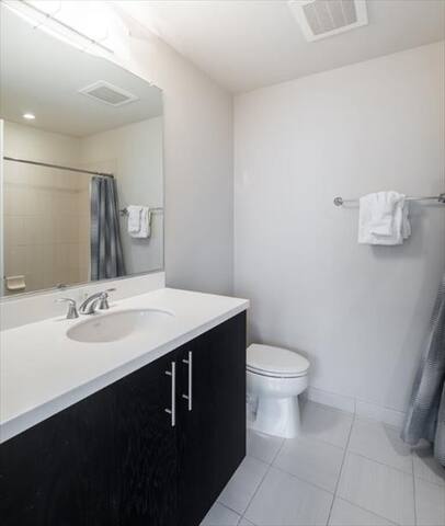 Spacious 2BR | Desk+WiFi | Gym+Rooftop gallery image 4
