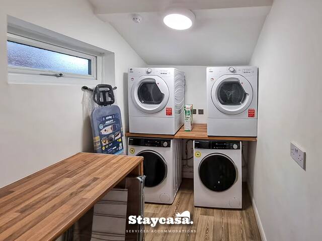 Delightful Spacious Haven with Large Driveway gallery image 3