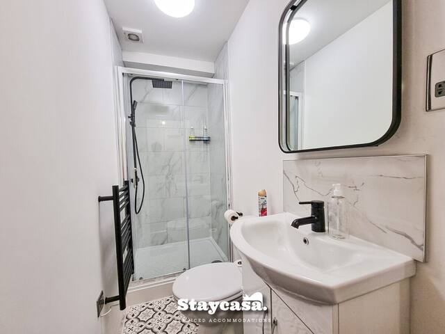 Delightful Spacious Haven with Large Driveway gallery image 4