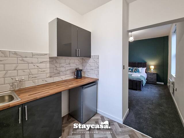 Delightful Spacious Haven with Large Driveway gallery image 2