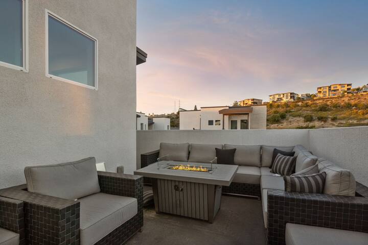 NEW Luxury Townhouse + Rooftop Deck gallery image 5