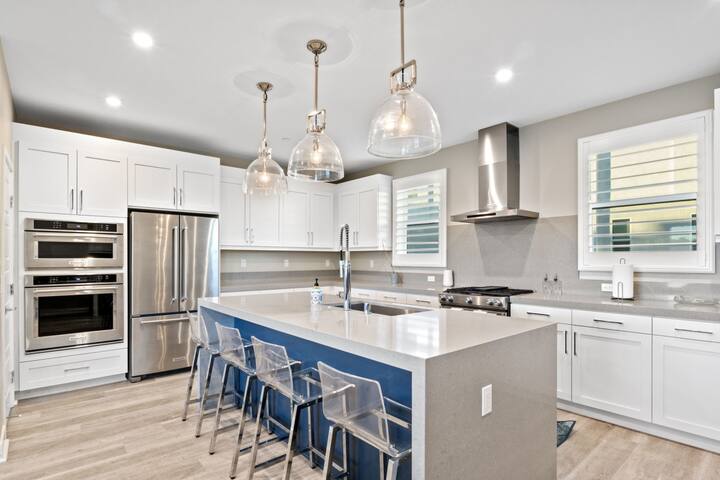 NEW Luxury Townhouse + Rooftop Deck gallery image 3