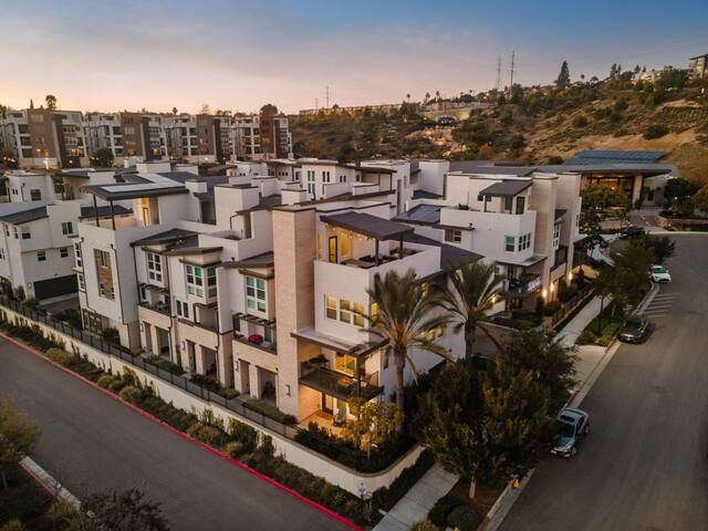 NEW Luxury Townhouse + Rooftop Deck gallery image 2