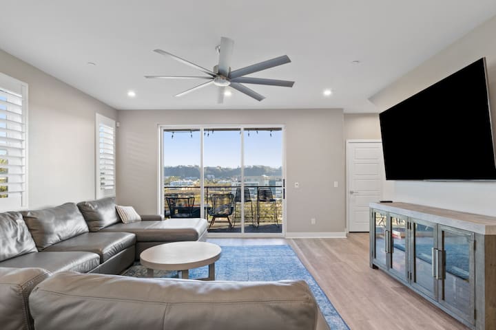 NEW Luxury Townhouse + Rooftop Deck gallery image 4