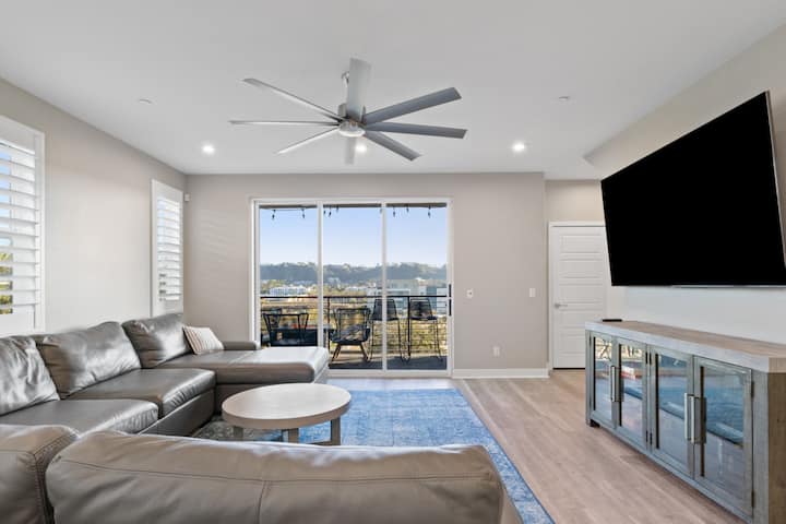 Luxury 4 Br Townhouse + Rooftop Deck - San Diego, CA