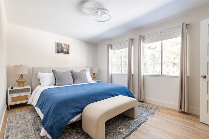 Priestranná primárna spálňa s vlastnou kúpeľňou