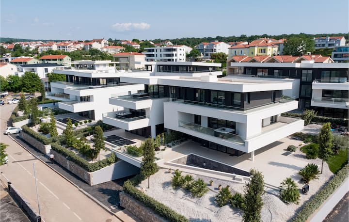 Lovely Apartment In Malinska - Malinska