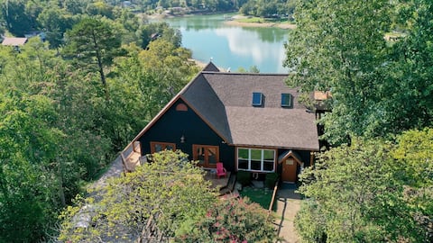 Secluded Lakefront: Dock| Hot tub| Firepit| Kayaks