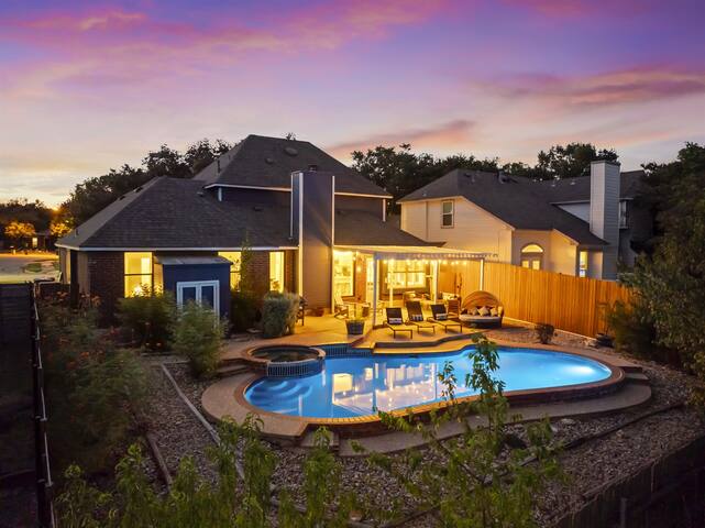 ~Stunning Designer Home~ Jacuzzi & Fire Pit gallery image 2