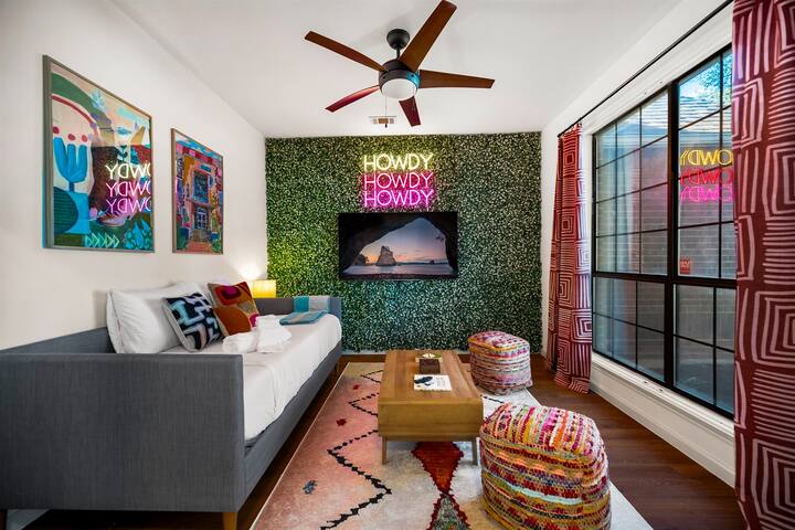 ~Stunning Designer Home~ Jacuzzi & Fire Pit gallery image 5