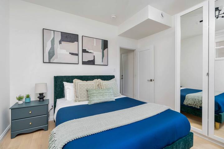 Luxury 3-Bedroom Oasis at College & Bathurst! gallery image 2