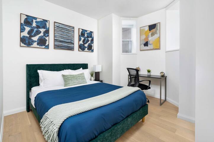 Luxury 3-Bedroom Oasis at College & Bathurst! gallery image 3