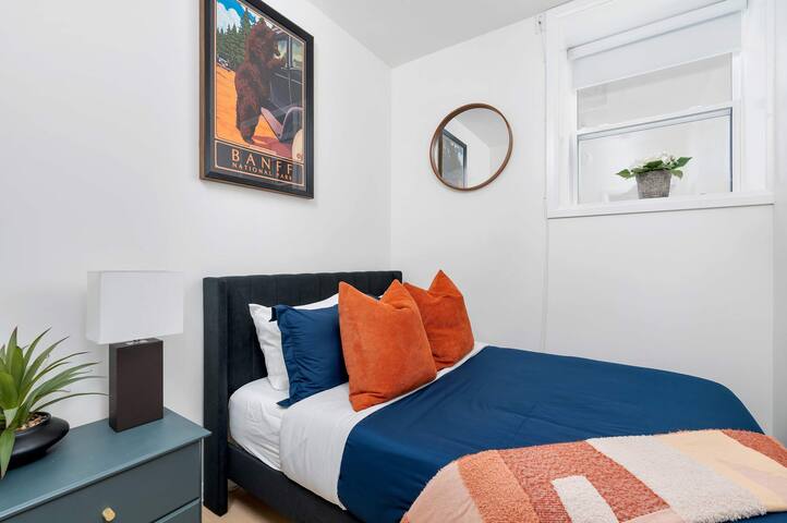 Luxury 3-Bedroom Oasis at College & Bathurst! gallery image 4