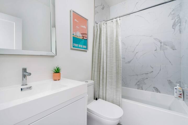 Luxury 3-Bedroom Oasis at College & Bathurst! gallery image 5