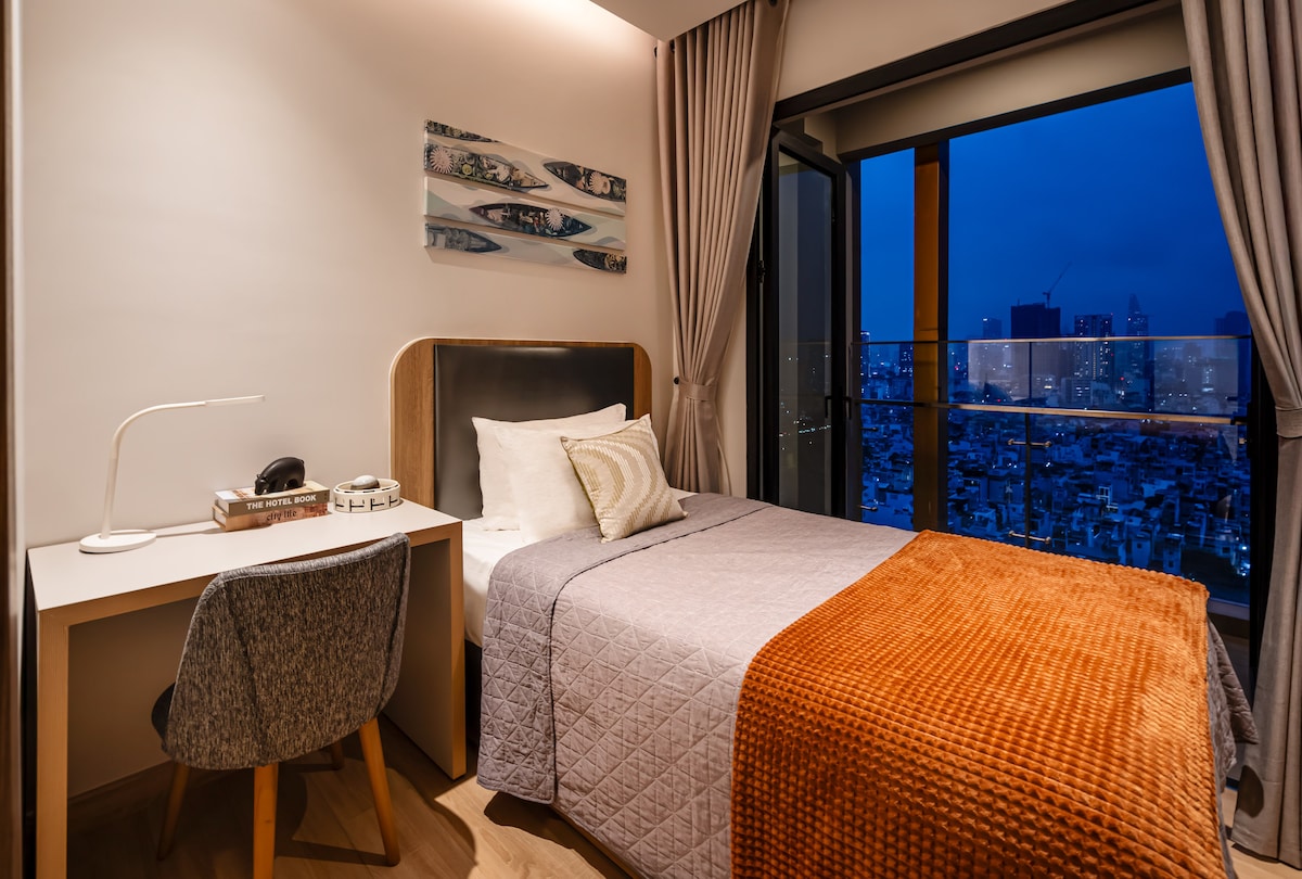 Втора спалня (по-малка от основната спалня) със собствено бюро