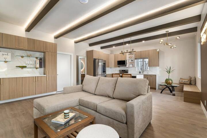 3 Bedrms in 2 Spaces Modern, Refined Banker’s Hill