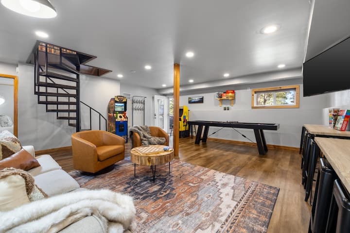 Modern Lodge: Hottub + Huge Space + Views + Sauna - Custer, SD