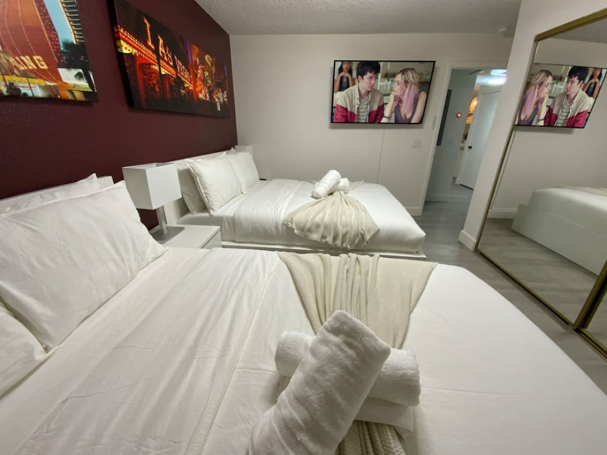 Chumba hiki cha kulala chenye starehe kina vitanda viwili vya starehe vilivyo na mashuka meupe safi, televisheni iliyowekwa ukutani na mapambo maridadi, na kuunda sehemu ya kupumzika kwa ajili ya ukaaji wako katikati ya Las Vegas.