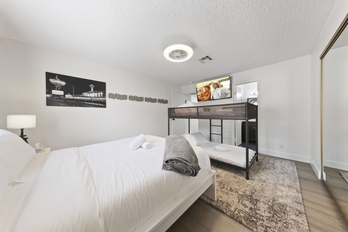 Chumba bora cha kulala kilicho na Kitanda cha Malkia, Kitanda cha Ghorofa, dawati la ofisi linaloweza kurekebishwa na bafu kamili lililoambatishwa