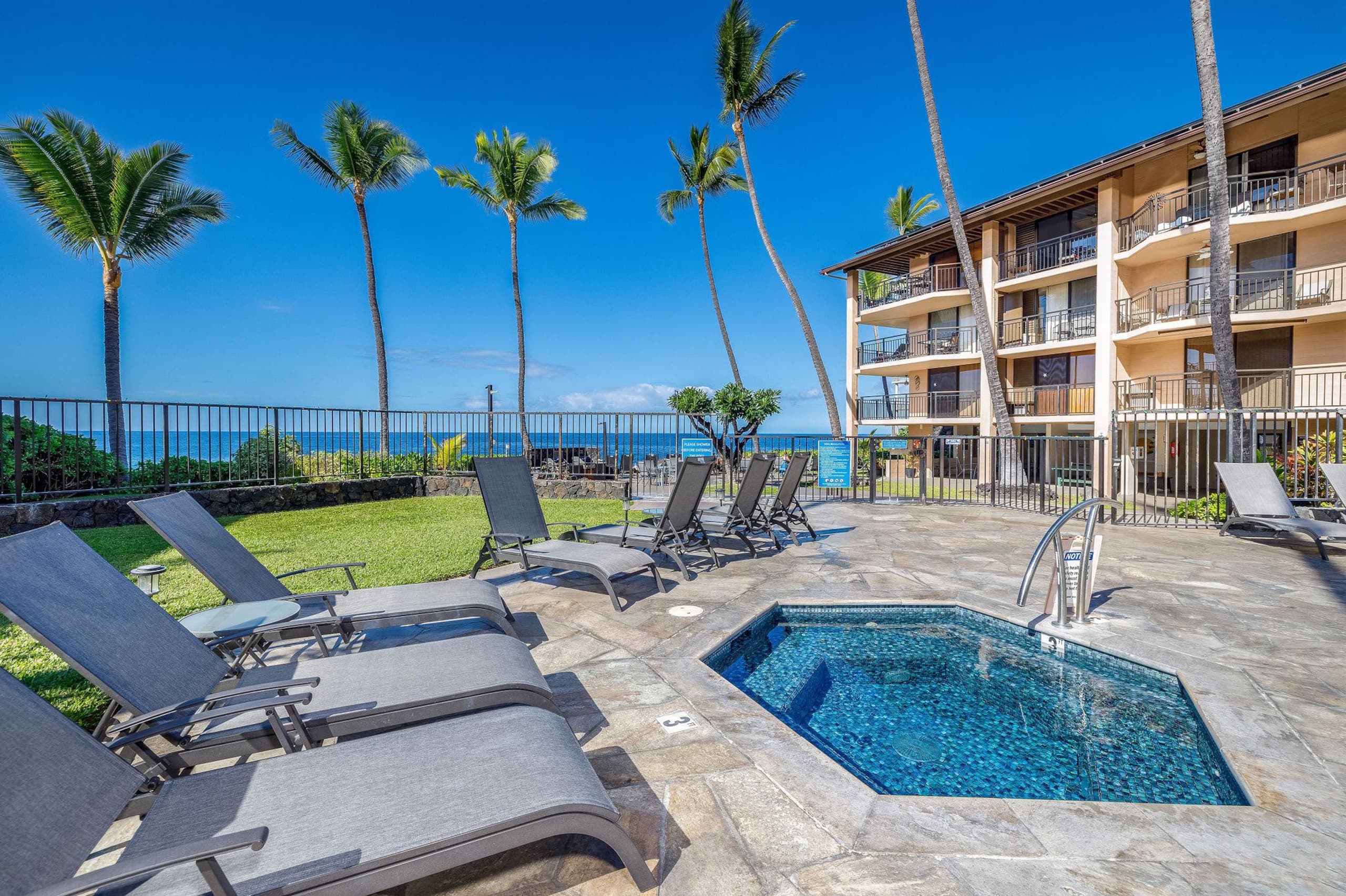 Condo in Kailua-Kona · ★4.67 · 1 bedroom · 2 beds · 1 private bath - Image 32