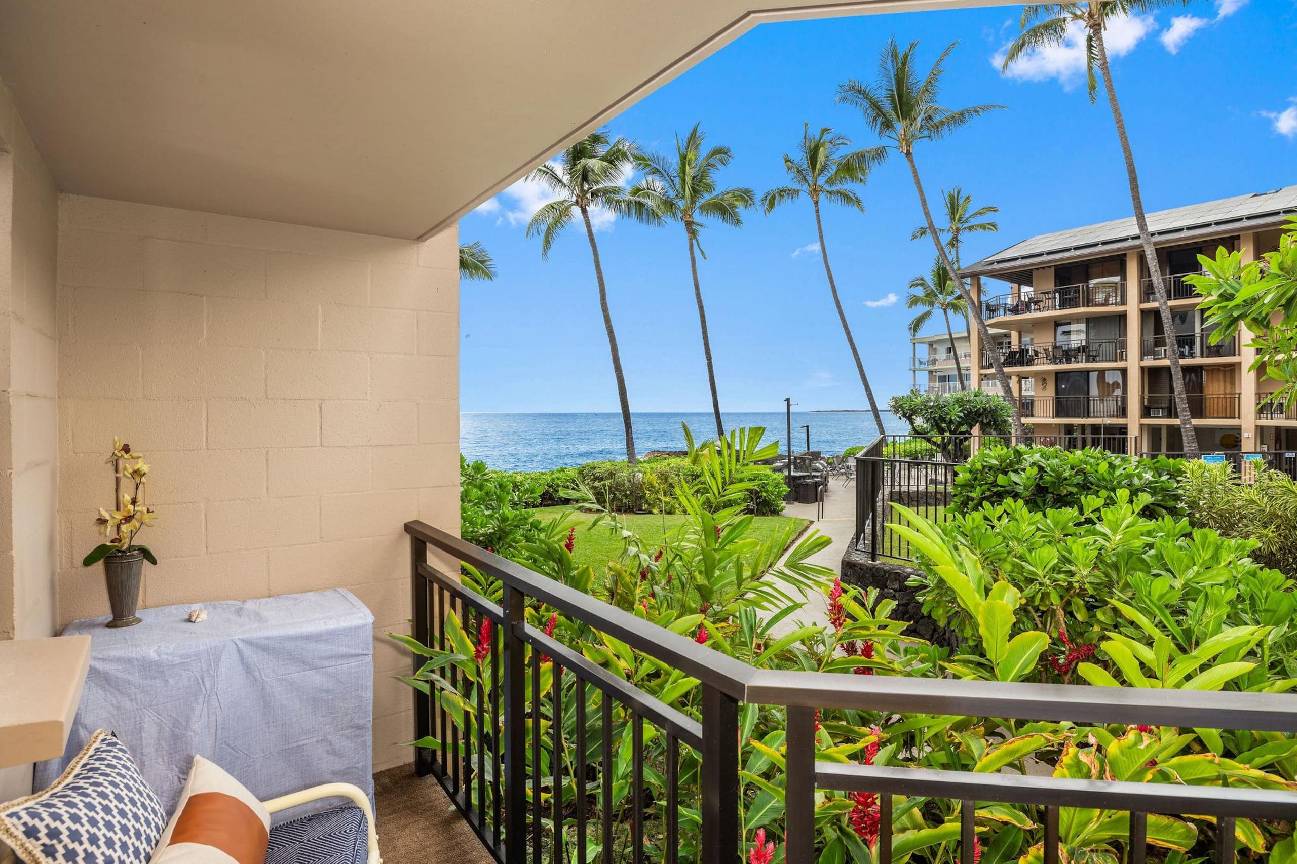 Condo in Kailua-Kona · ★4.67 · 1 bedroom · 2 beds · 1 private bath - Image 5