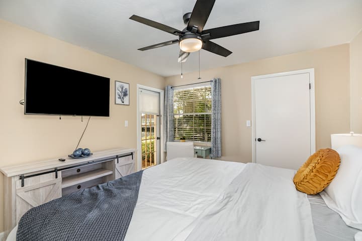 חדר שינה ראשי עם מיטת קינג סייז, שולחן כתיבה וגישה למרפסת