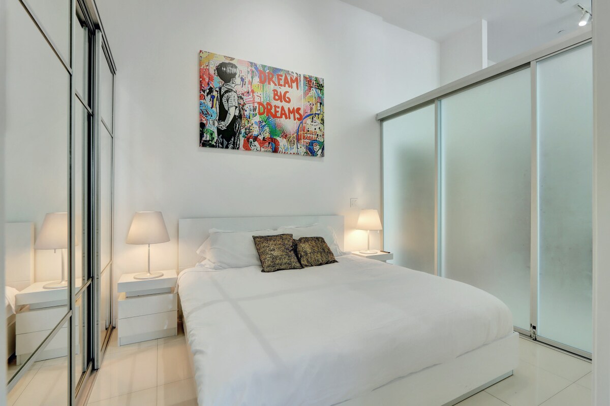 Спокојство со брачен кревет (широк 180 - 200 см) со поглед на неверојатен поглед