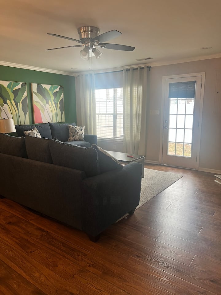 Modern Townhouse 5 Min Drive To Ft. Eustis - Newport News, VA