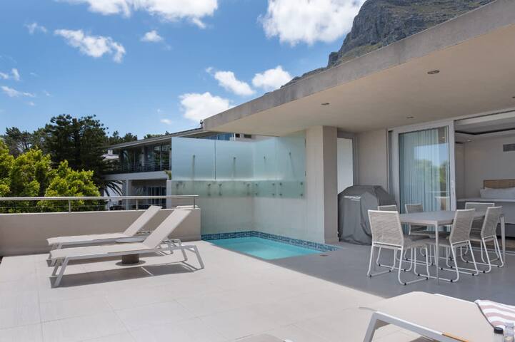 Camps Bay Grace – Villa with pool and ocean views gallery image 5