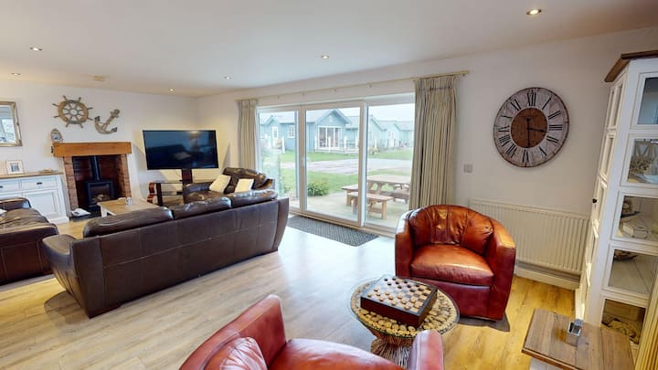 Bayside At The Bay - Large Villa With Resort Pool - Filey