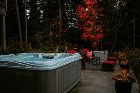 Private Waterfront Cottage w/Large Dock & Hot Tub