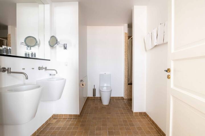 Bold & Beautiful 4BR Apartment In Center of CPH gallery image 5