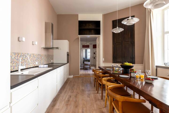 Bold & Beautiful 4BR Apartment In Center of CPH gallery image 4