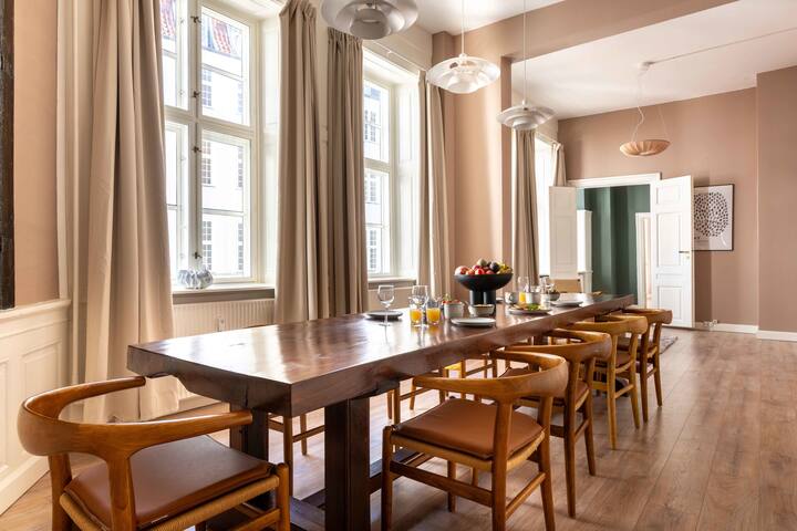 Bold & Beautiful 4BR Apartment In Center of CPH gallery image 3
