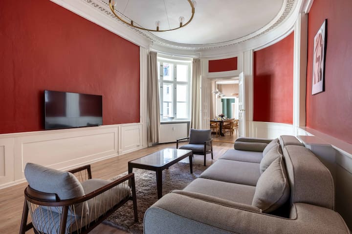 Bold & Beautiful 4BR Apartment In Center of CPH