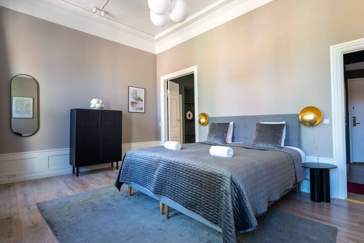 Bold & Beautiful 4BR Apartment In Center of CPH gallery image 2