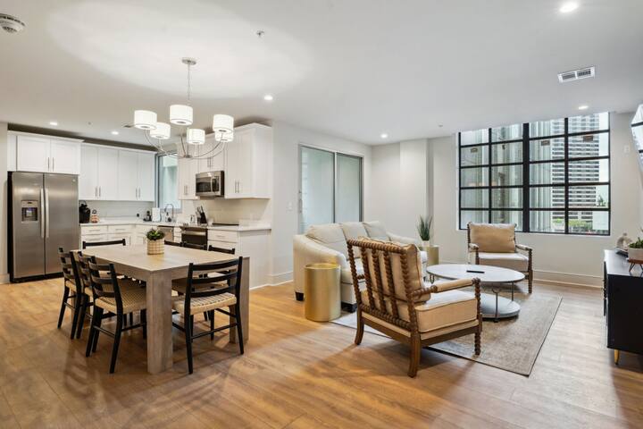 Spacious Unit w/Balcony – Great for Saints Games gallery image 3