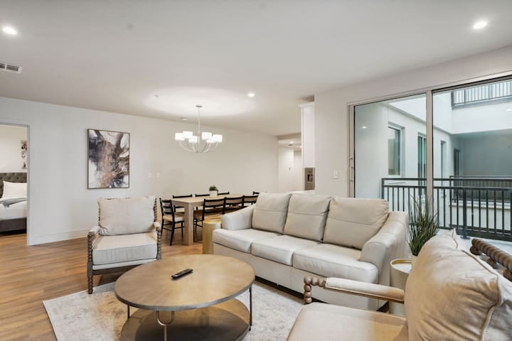 Spacious Unit w/Balcony – Great for Saints Games