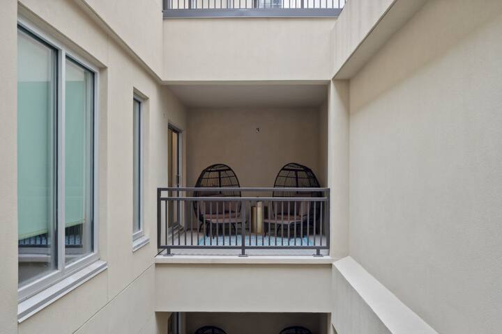 Spacious Unit w/Balcony – Great for Saints Games gallery image 4