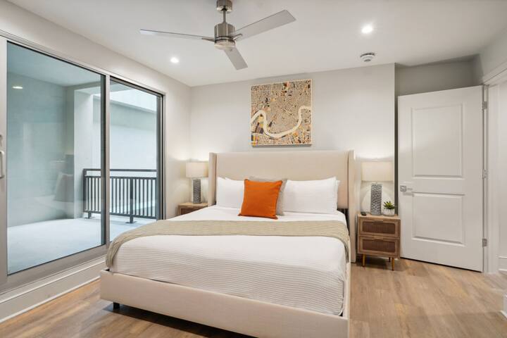 Spacious Unit w/Balcony – Great for Saints Games gallery image 5