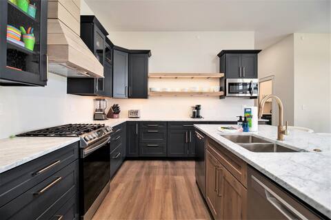 Waters Edge Suites A NEW everything! Sleeps 18!