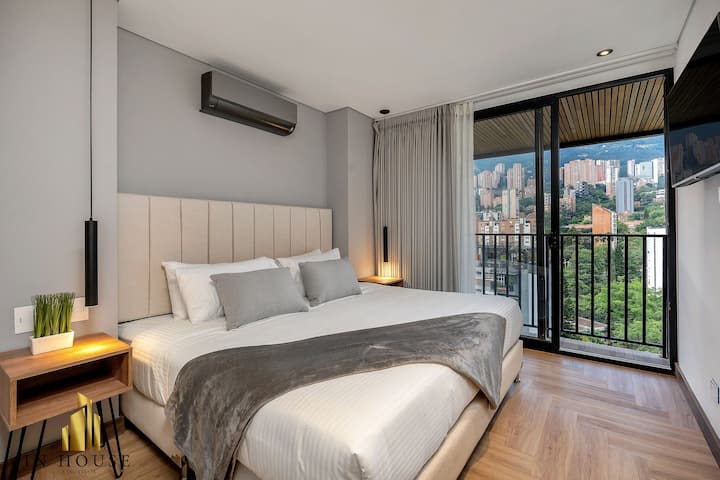 La habitación principal ofrece el equilibrio perfecto entre confort y amplitud, con una cama King size y una atmósfera ideal para el descanso y el relax.