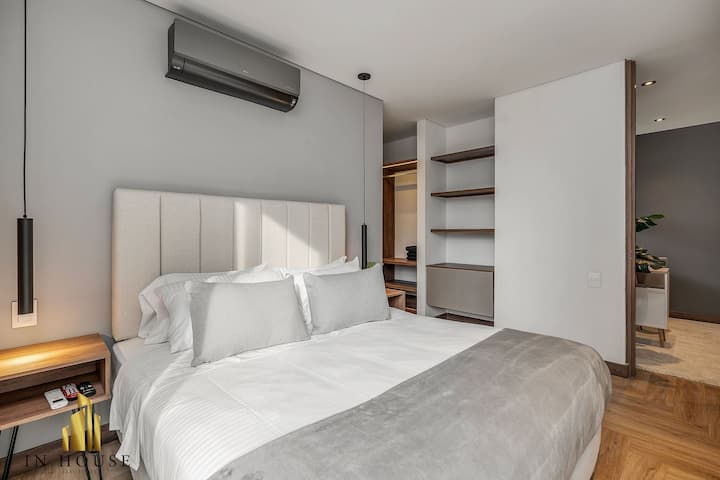 Diseñada para brindar el mismo nivel de comodidad, la segunda habitación ofrece una cama queen size y baño privado, perfecta para quienes valoran su espacio.
