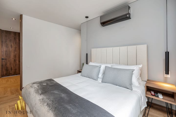 La tercera habitación incluye una cómoda cama queen size y baño privado, perfecta para huéspedes exigentes.